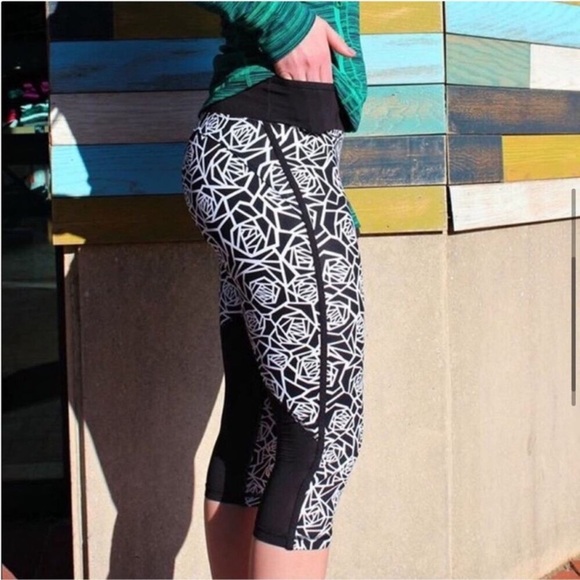 Lululemon Black White Rose Posey Print Real Quick Crop Legging Capri - Picture 2 of 10
